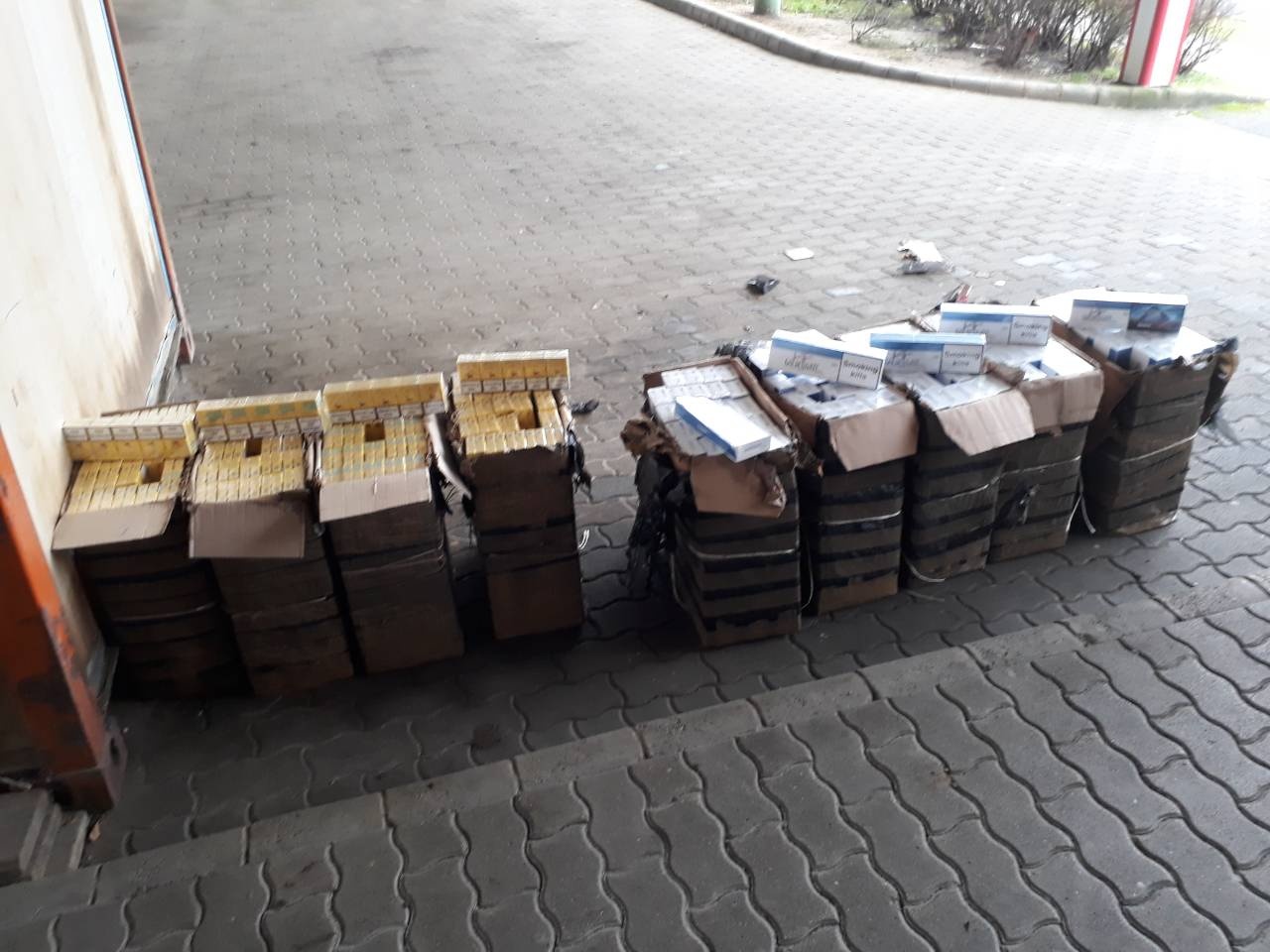 Temetőben próbálták meg elrejteni a csempészcigarettát