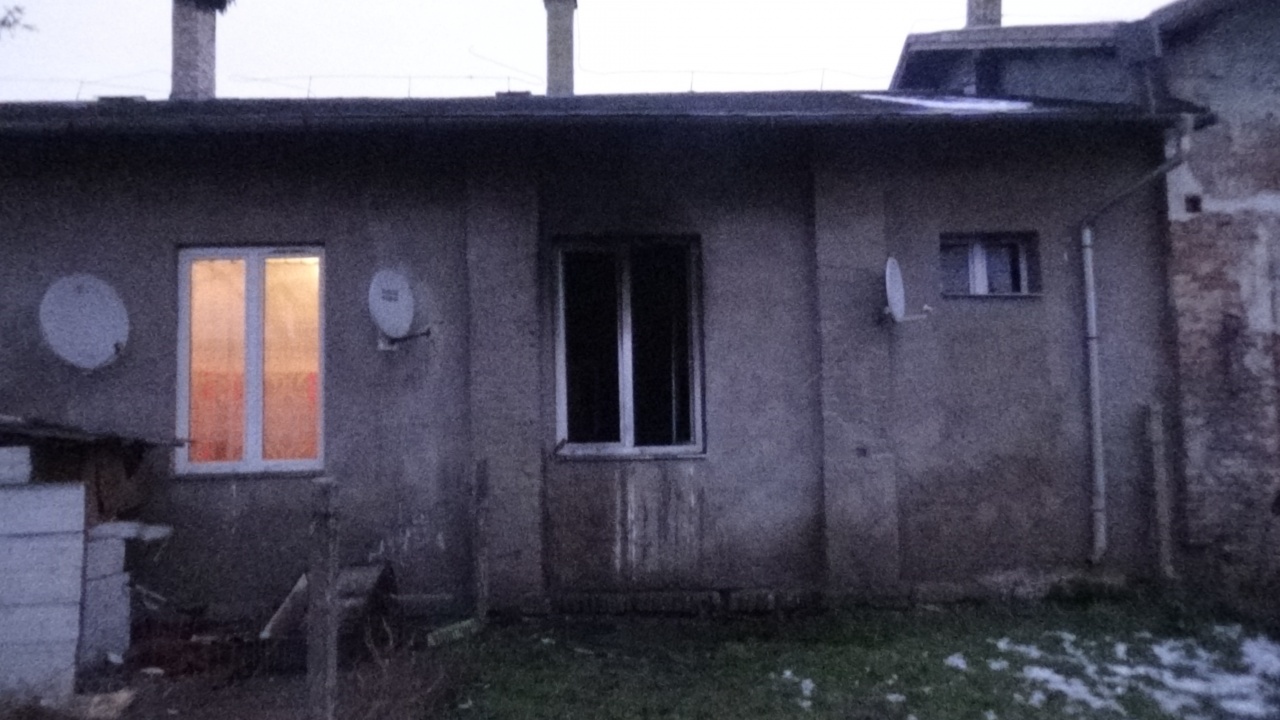 Kigyulladt egy sorházi lakás egyik szobája a Huszár-telepen