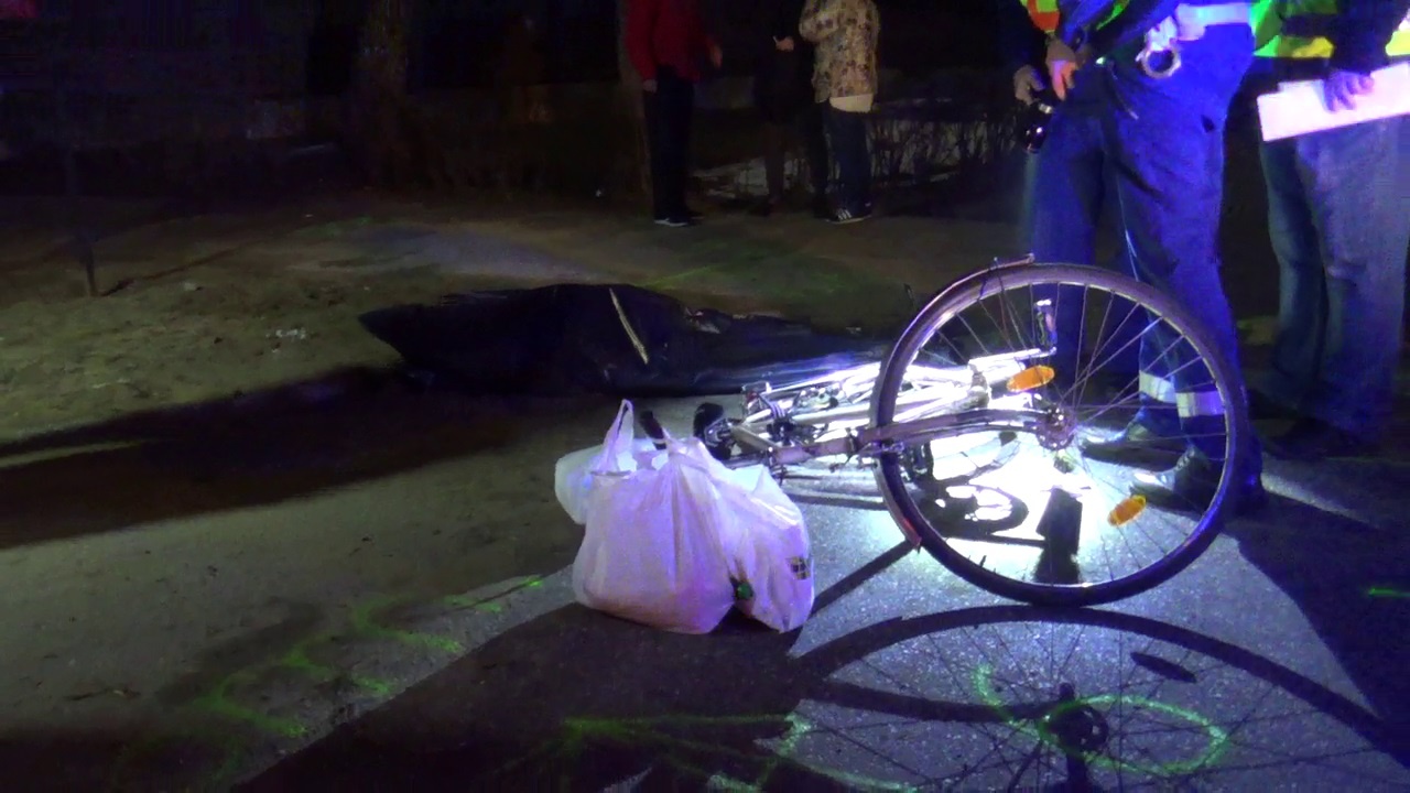 Percekig próbálták újraéleszteni a kerékpárost, de már nem segíthettek rajta