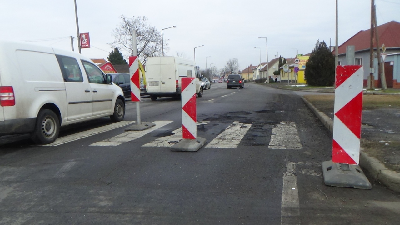 Forgalomkorlátozás a forgalmas csomópontban – Úthibákat javítanak a szakemberek