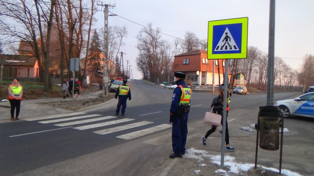 Járőrök és polgárőrök segítik az úttesten való átkelést Rozsréten
