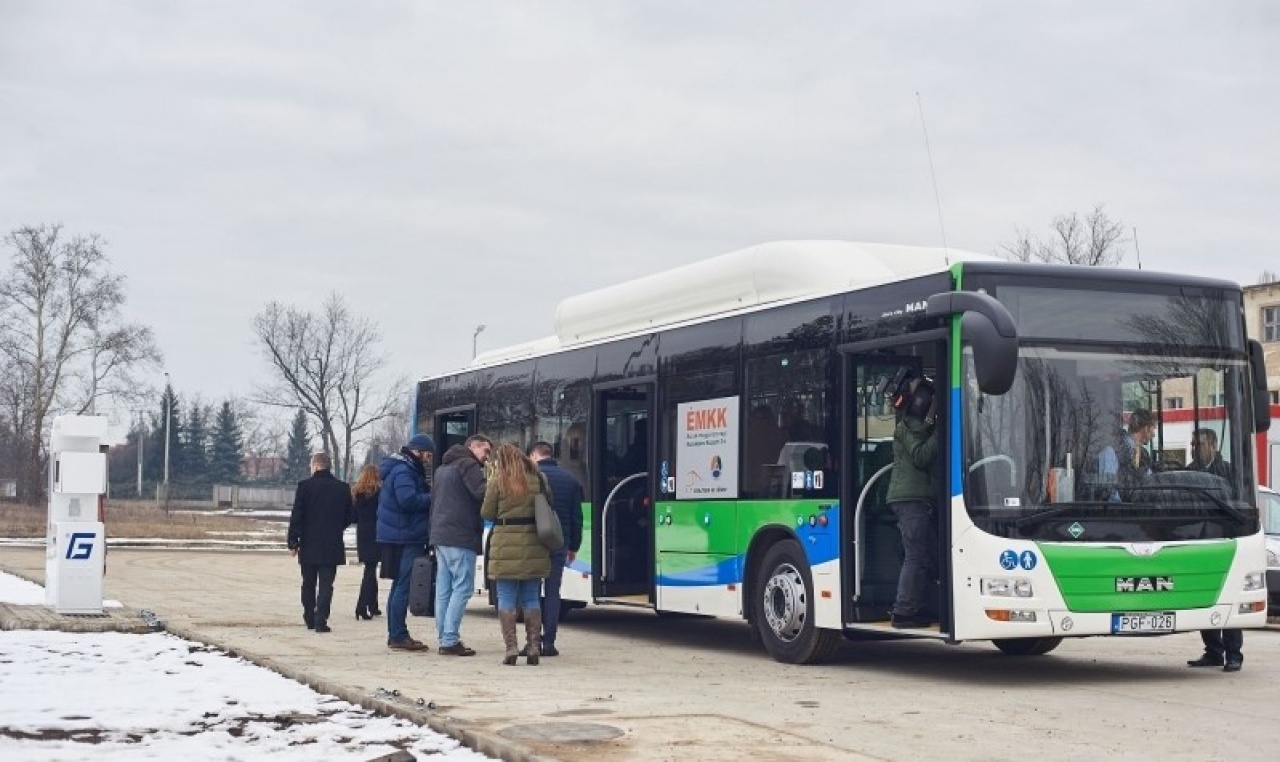 Milliárdos városnézés – Új busszal mutatta meg az önkormányzat, mire büszke a város