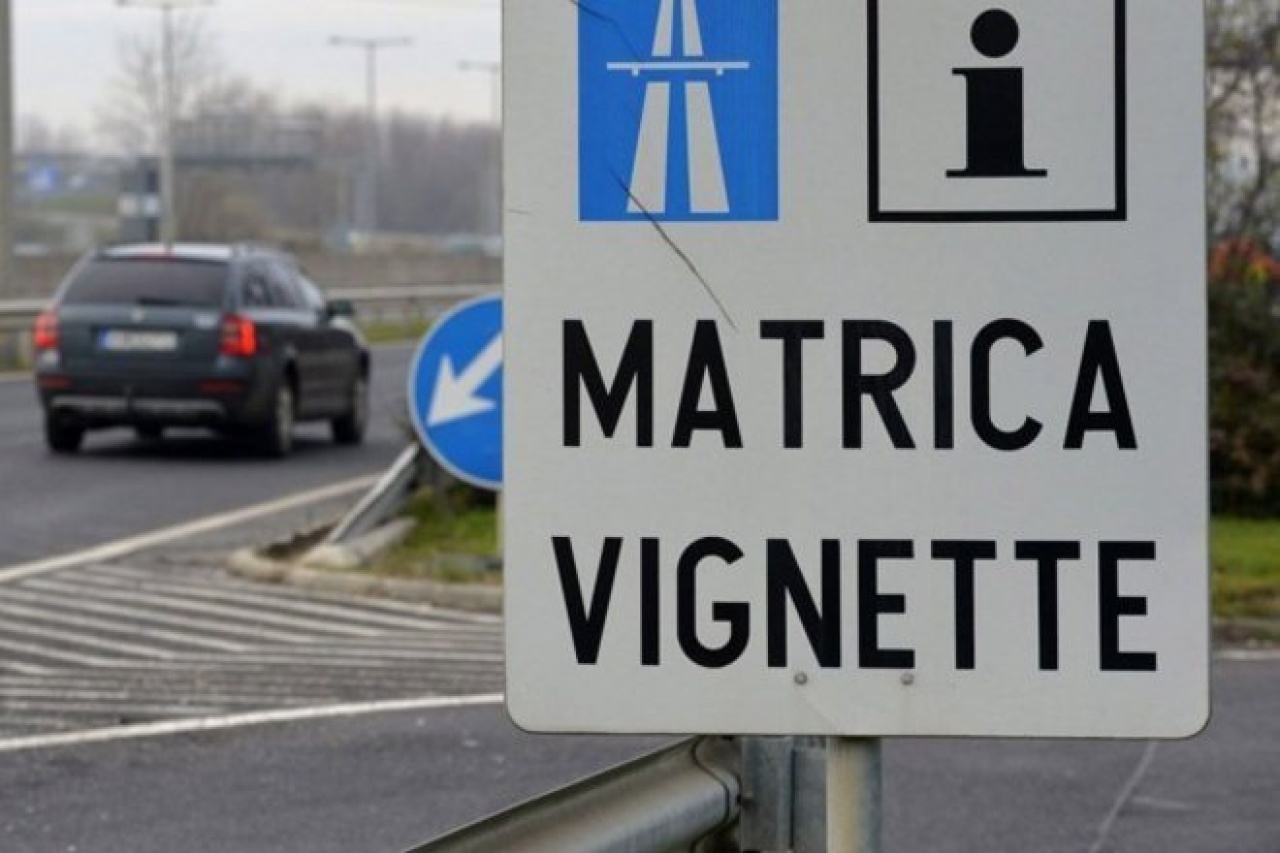 Éjfélkor lejárnak a tavalyi éves országos és megyei matricák