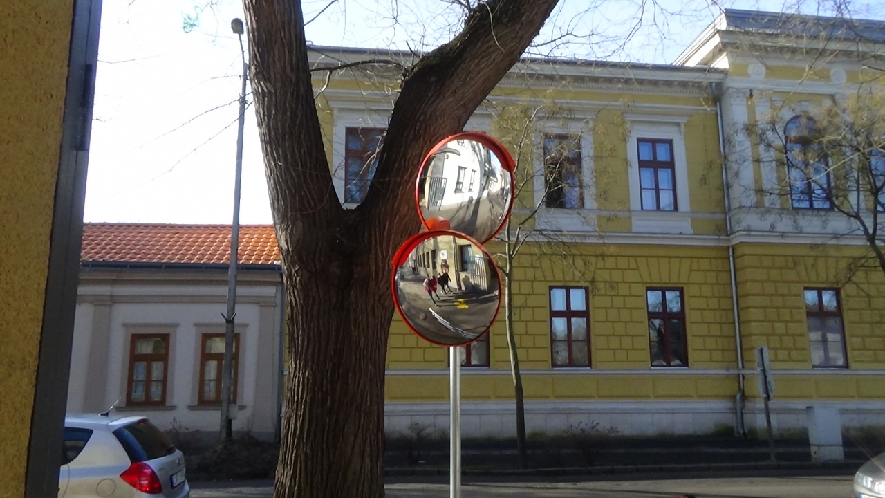 Parabolatükröket szereltek fel a Szent István utcai evangélikus óvoda elé