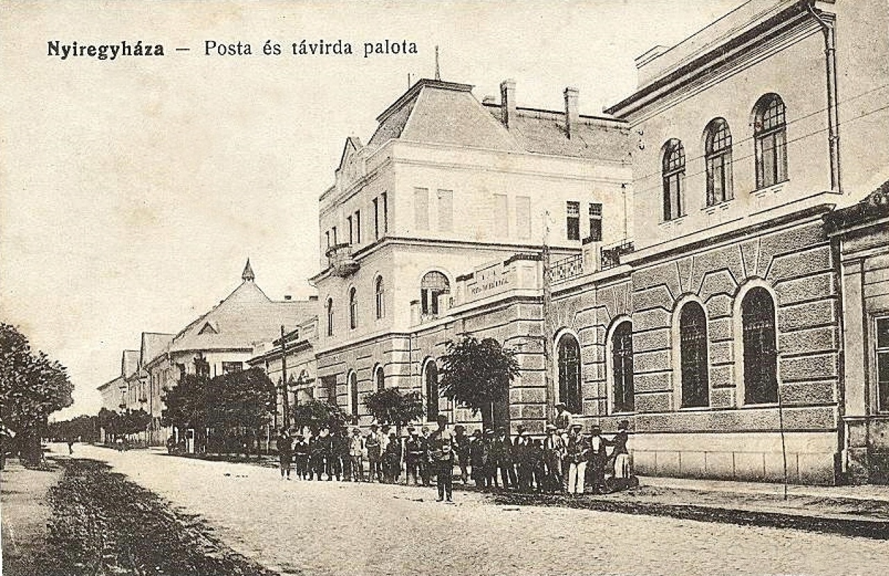 Az egykori postapalota épületéről