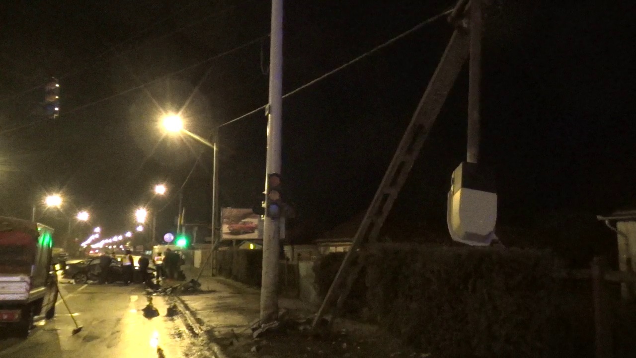 Villanyoszlopnak, majd teherautónak csapódott egy személygépkocsi a Debreceni úton