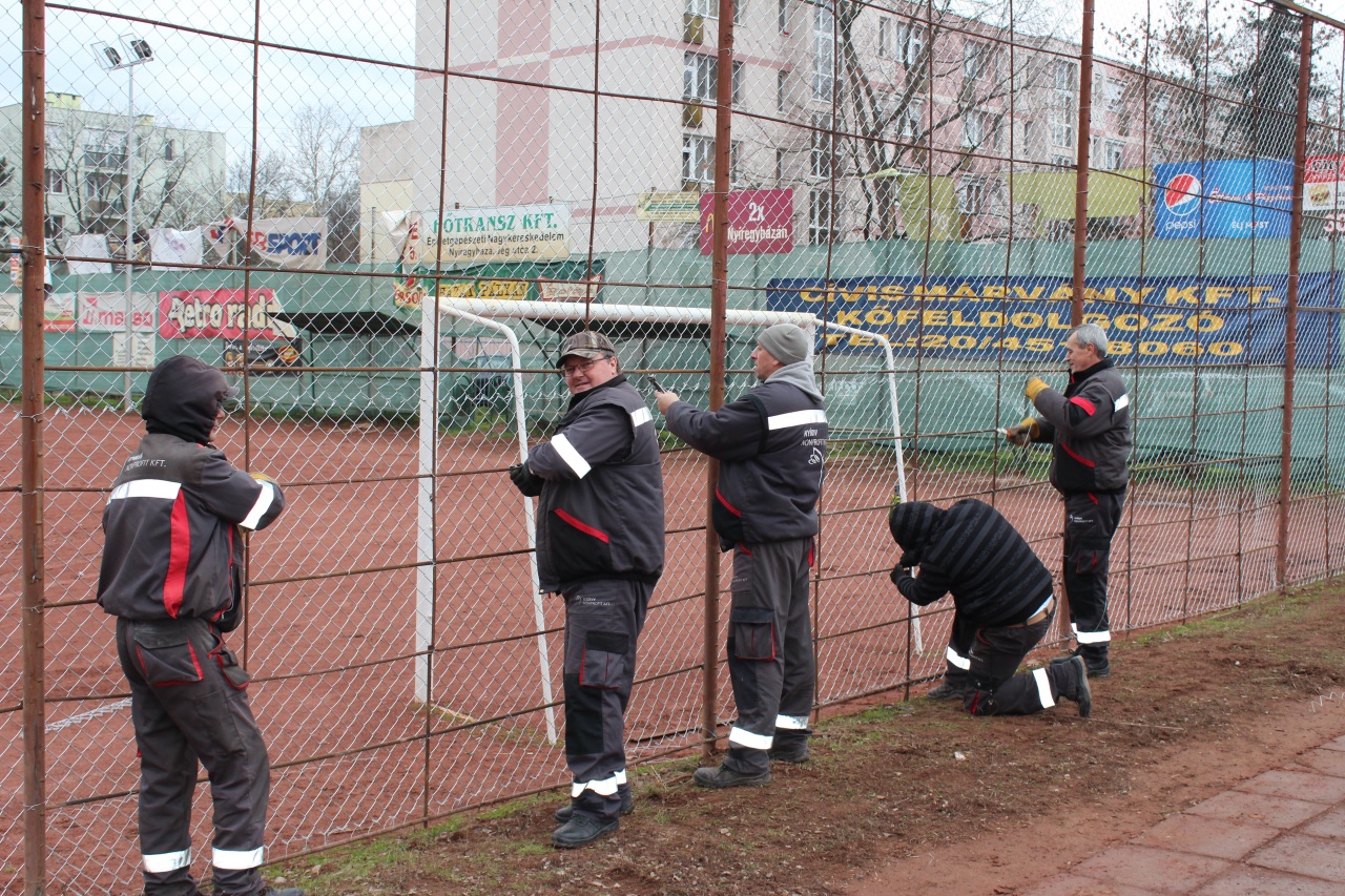 Szépülnek a kispályák - új kerítés a Városi Stadionban