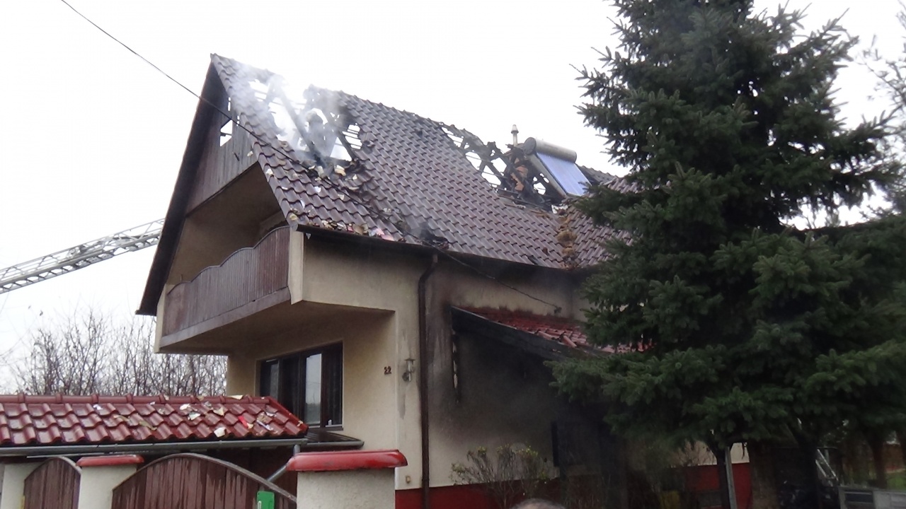 Kigyulladt egy családi ház tetőtere Sóstóhegyen