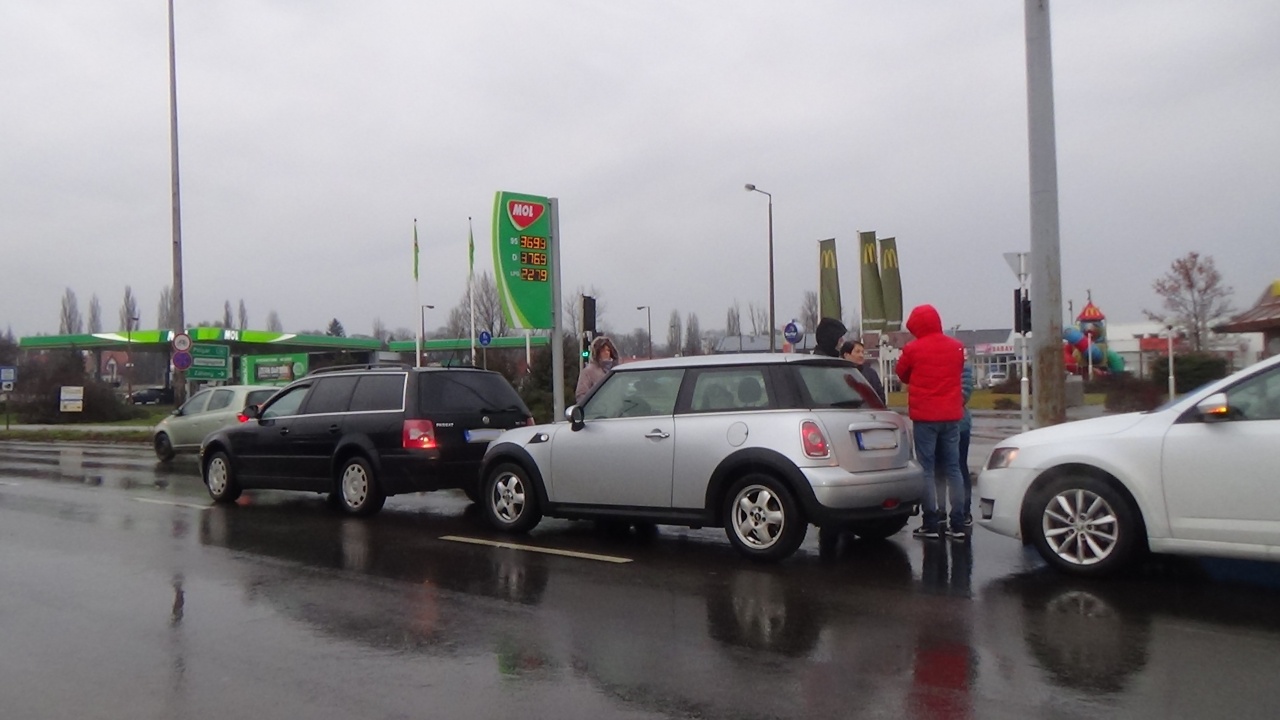 Baleset történt csütörtök reggel a László utcán – Személyi sérülés nem történt