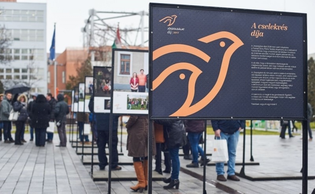 A cselekvés díja – Vándorkiállítás nyílt a Váci Mihály Kulturális Központ előtti téren