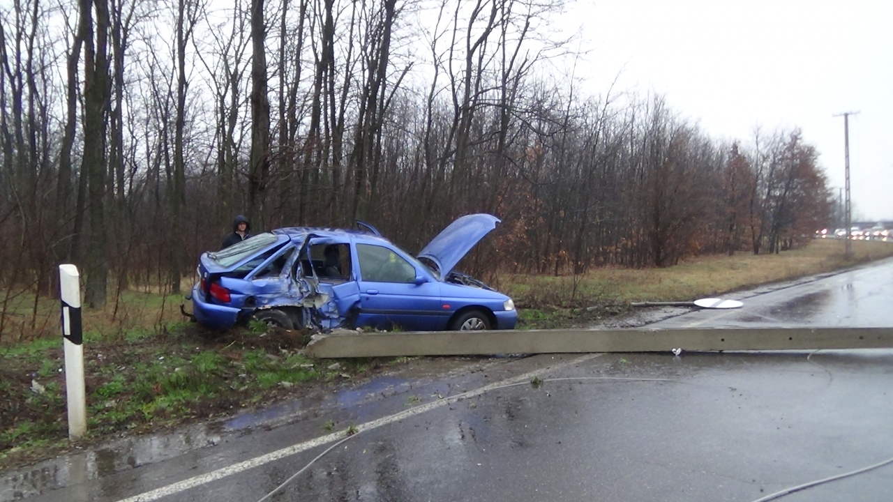 Villanyoszlopnak ütközött egy személygépkocsi csütörtök délután Nagycserkesz közelében