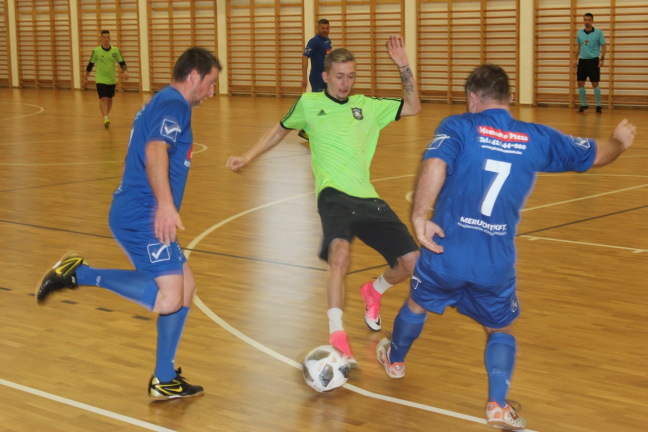 Ki lesz itt a bajnok ? Nagy csatákat vívnak az együttesek kispályán