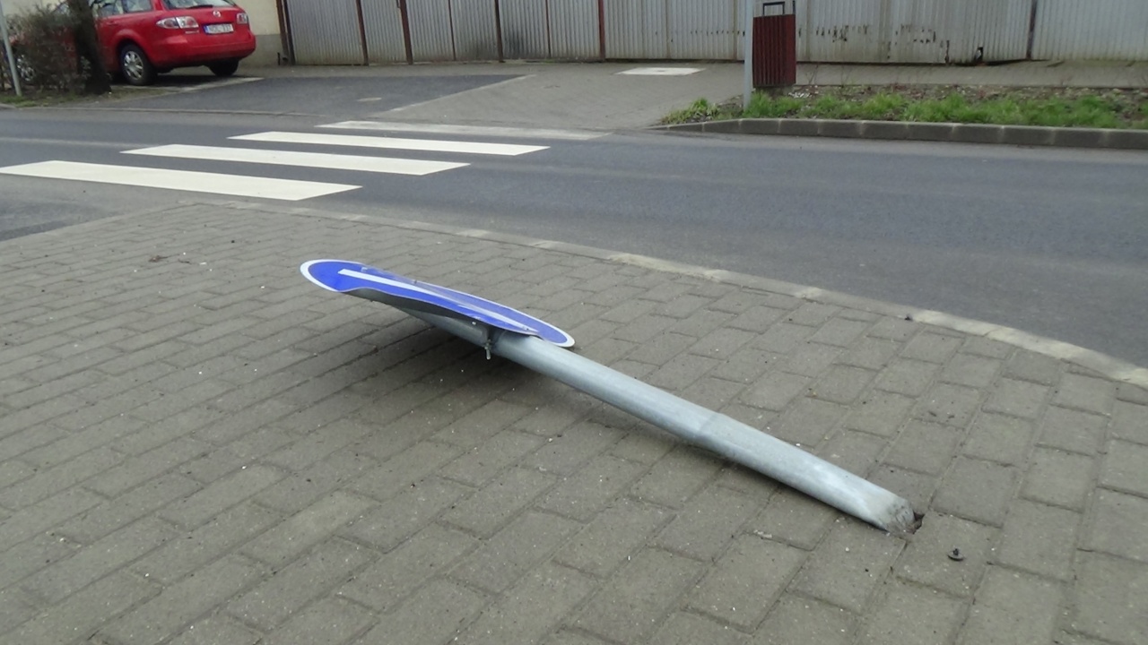 Táblát törtek a csomópontban – Jelentős anyagi kárt okozott az ismeretlen tettes