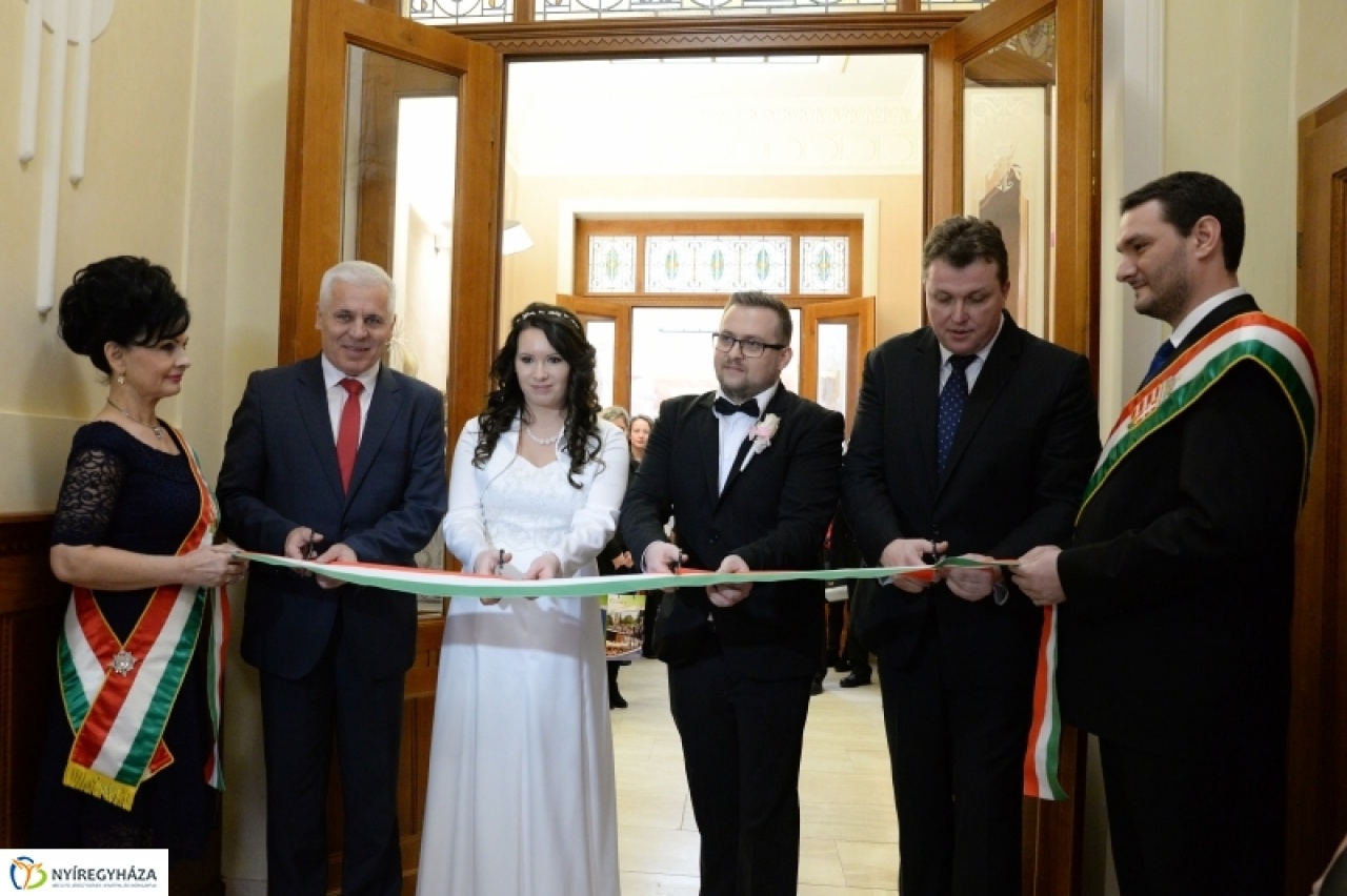 Az első pár, akik a gróf Károlyi Ferenc teremben házasodtak össze