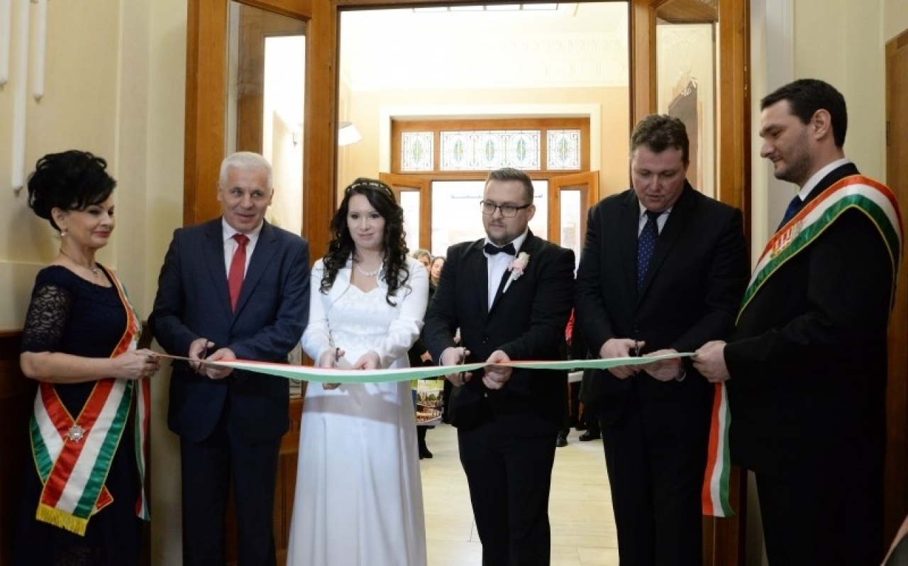 Új nevet kapott a Házasságkötő terem – Gróf Károlyi Ferencről nevezték el