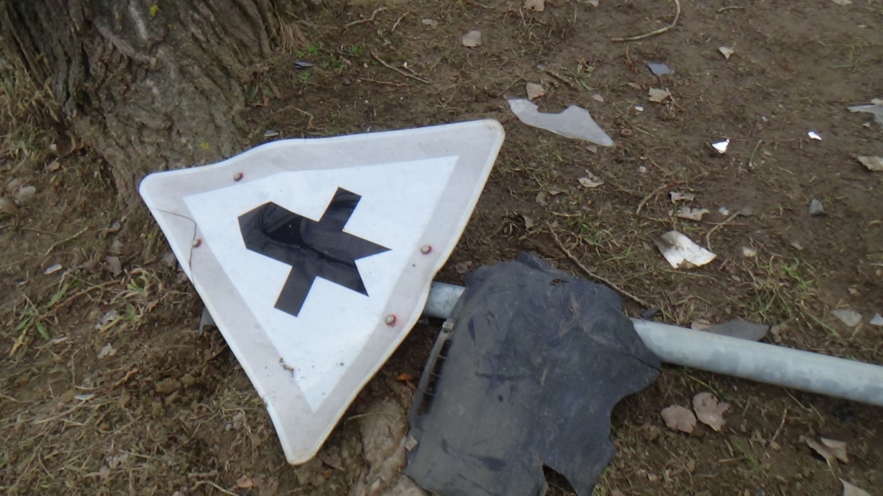 Nem kímélték az autósok a közlekedési táblákat hétvégén