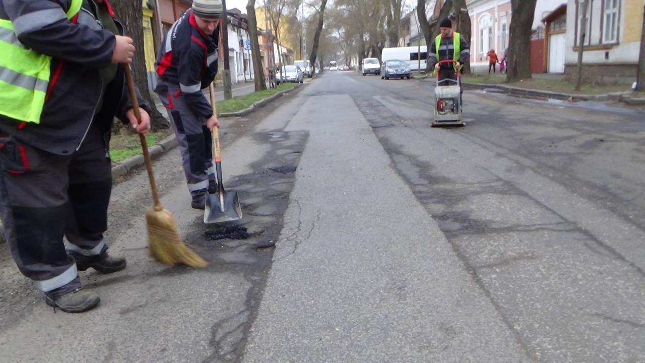 A város több pontján forgalomkorlátozás várható, megkezdték a hideg-kátyúzást a közutakon