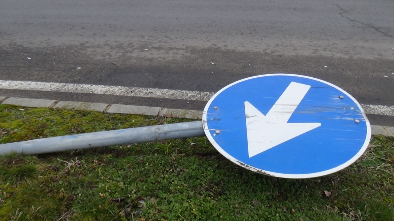 Ismeretlen jármű tört ki KRESZ táblát a Kosbor utcán