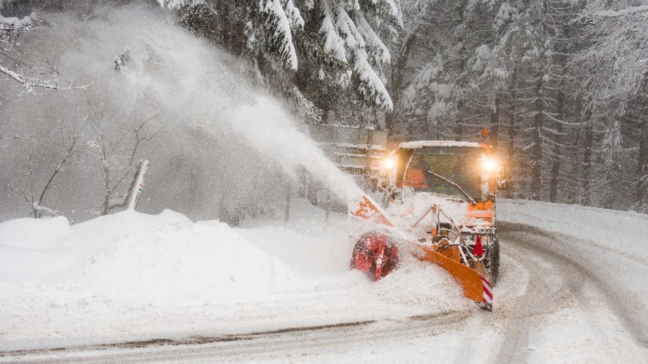 Több helyen havazik: forgalomkorlátozás, készültség, balesetek