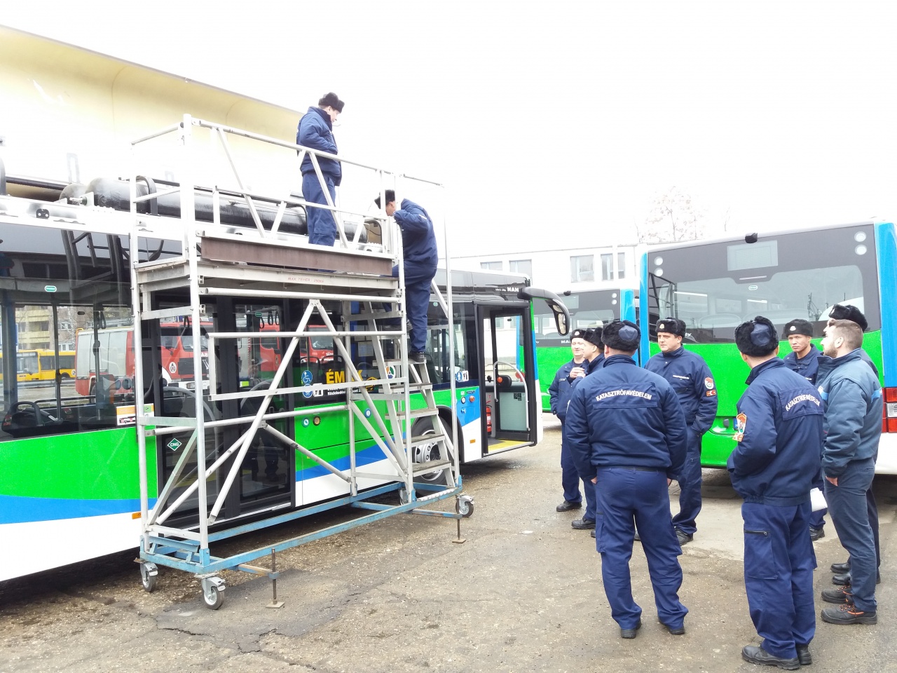 Az új gázüzemű járművekkel ismerkedtek