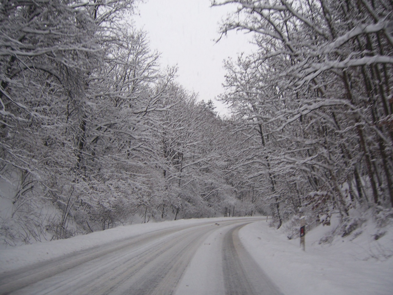 Csúszós utakra figyelmeztetnek a mentők