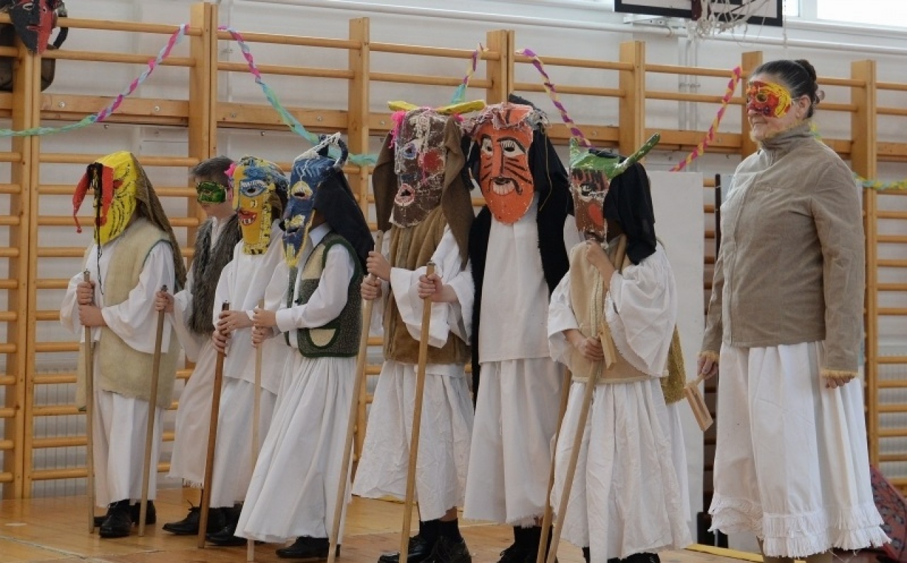 Farsangi jelmezbe bújtak a nyírszőlősi iskolások