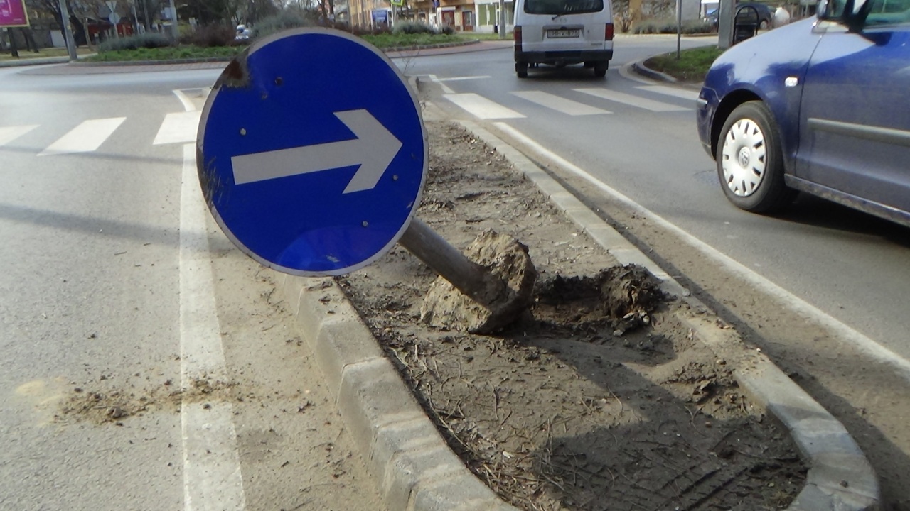 Elhajtott a helyszínről a Szarvas utcán táblát rongáló sofőr