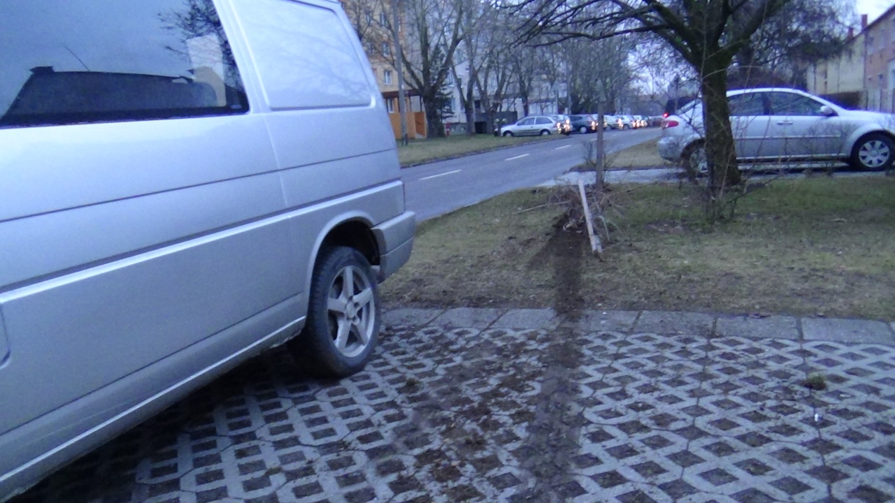 Parkoló járműnek ütközött egy kisteherautó az Eperjes utcán