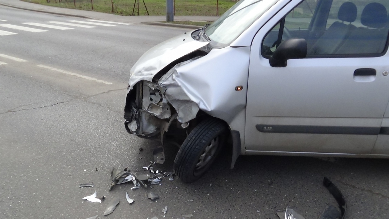 Jelentős az anyagi kár a Hunyadi és Bujtos utca csomópontjában történt balesetben