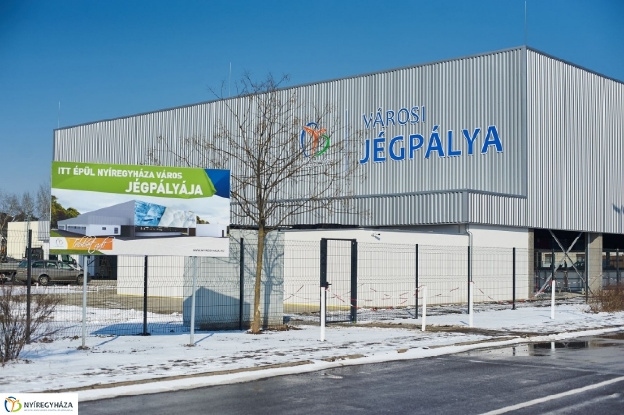 Pénteken nyit a jégpálya! 16 órától ingyenesen lehet korcsolyázni, este jégdiszkó is lesz!