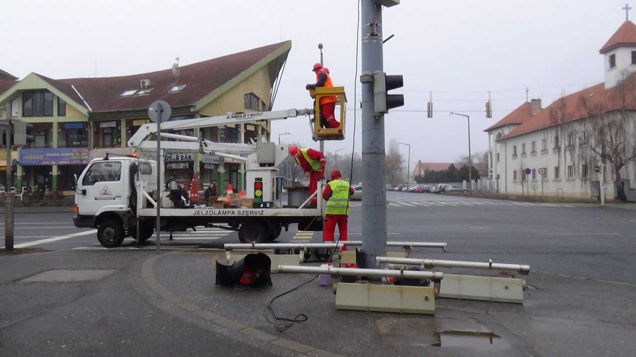 Korszerűsítik a közlekedési jelzőlámpákat a belvárosban
