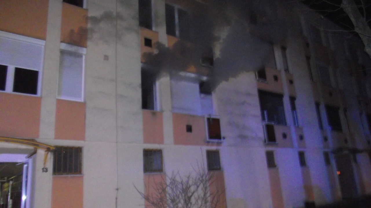 Huszonnégy embert menekítettek ki egy lángokban álló háromemeletes társasházból