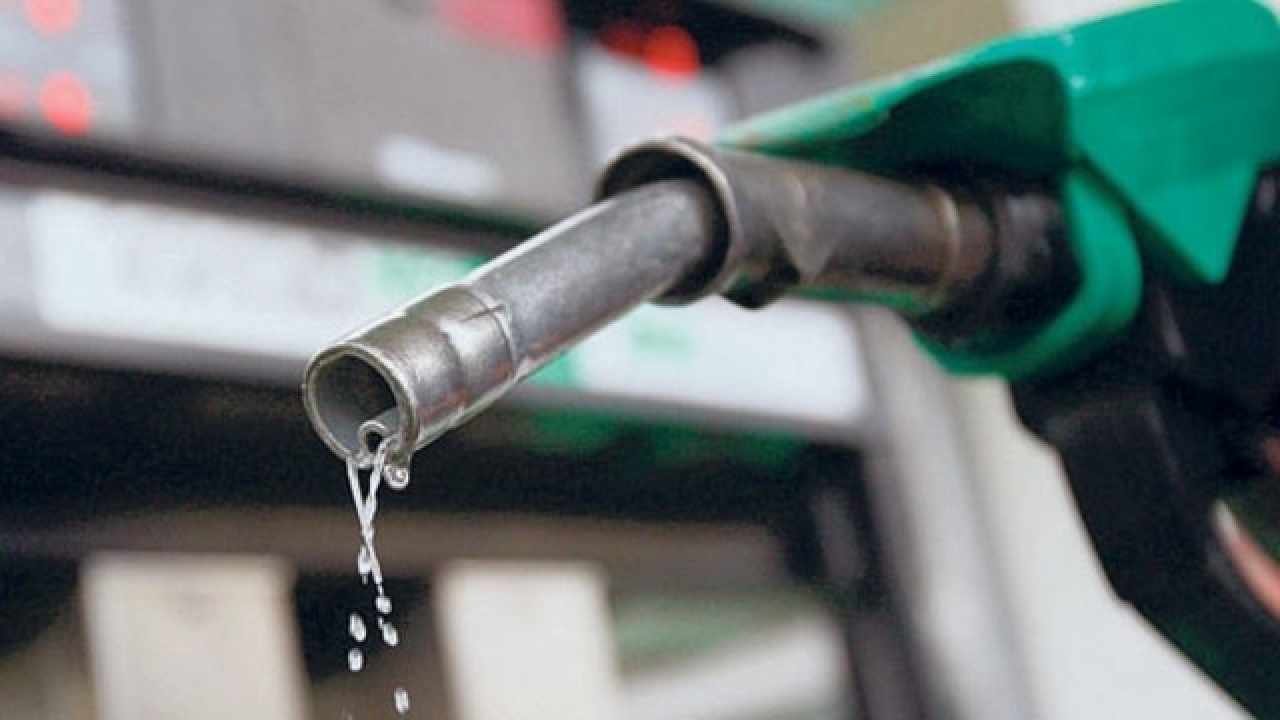 Olcsóbban tankolhat – A benzin literenkénti átlagára 355 forintra mérséklődött