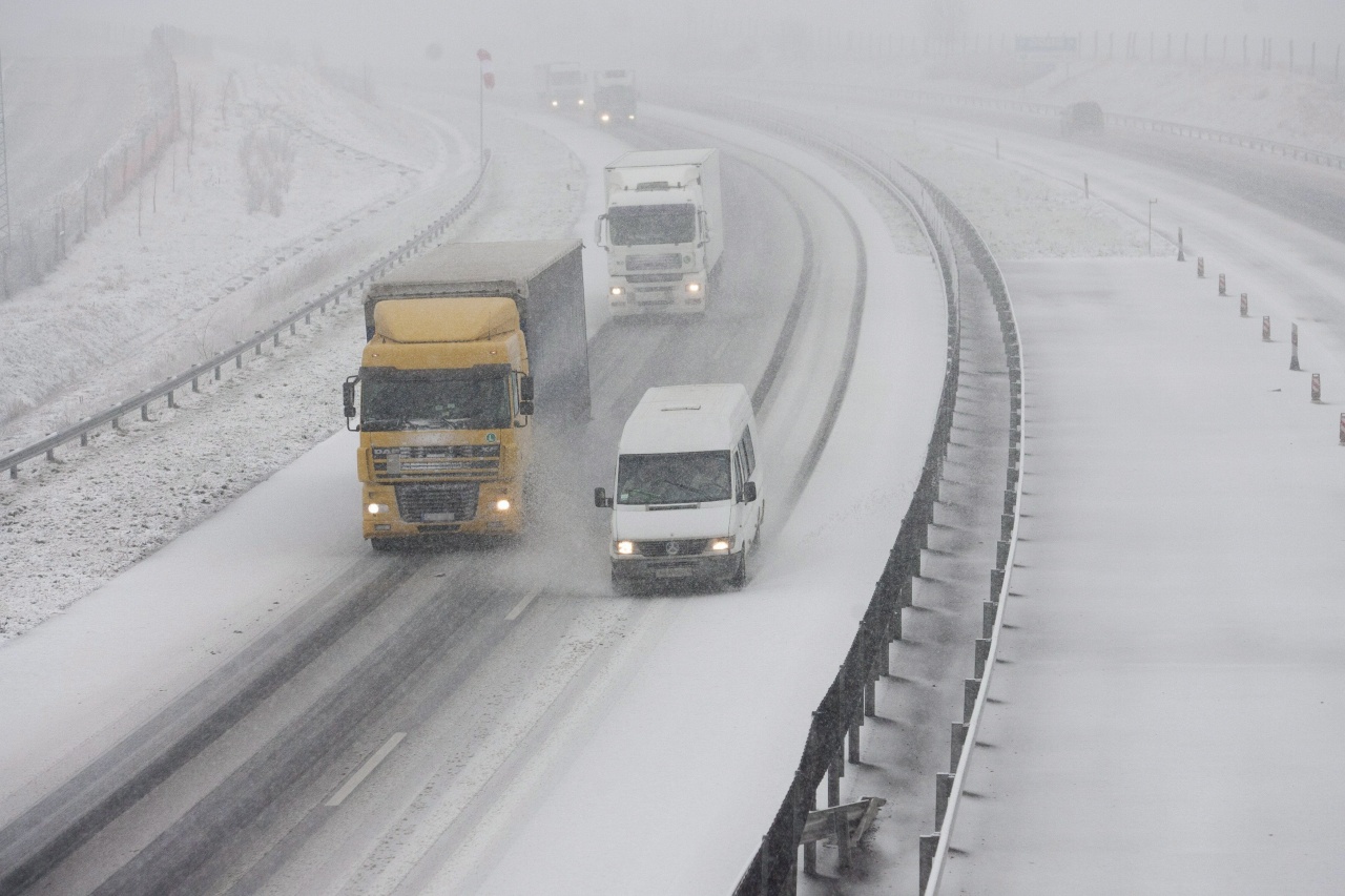 Autósok figyelem! – Az intenzív havazás mellett viharos szél is várható
