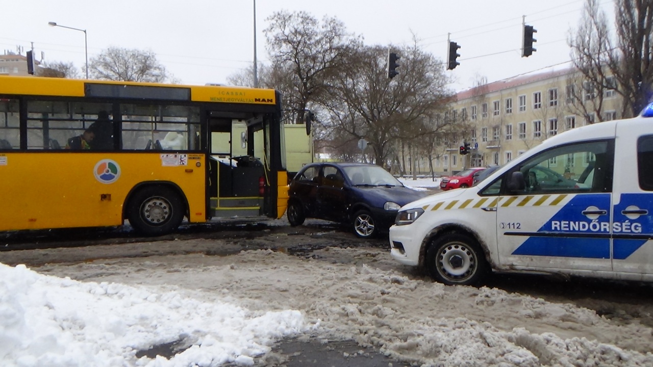Autóbusszal ütközött egy autó az Északi körúton, egy személyt kórházba szállítottak