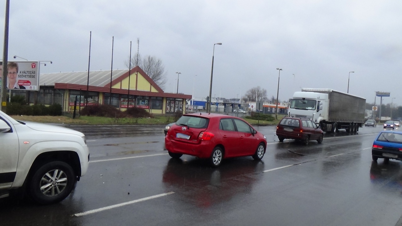 Hármas karambol történt a 41-es főúton