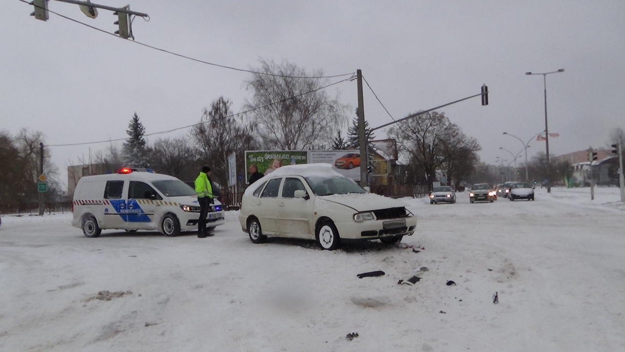Teherautó és személygépkocsi ütközött a Széna téren, jelentős az anyagi kár