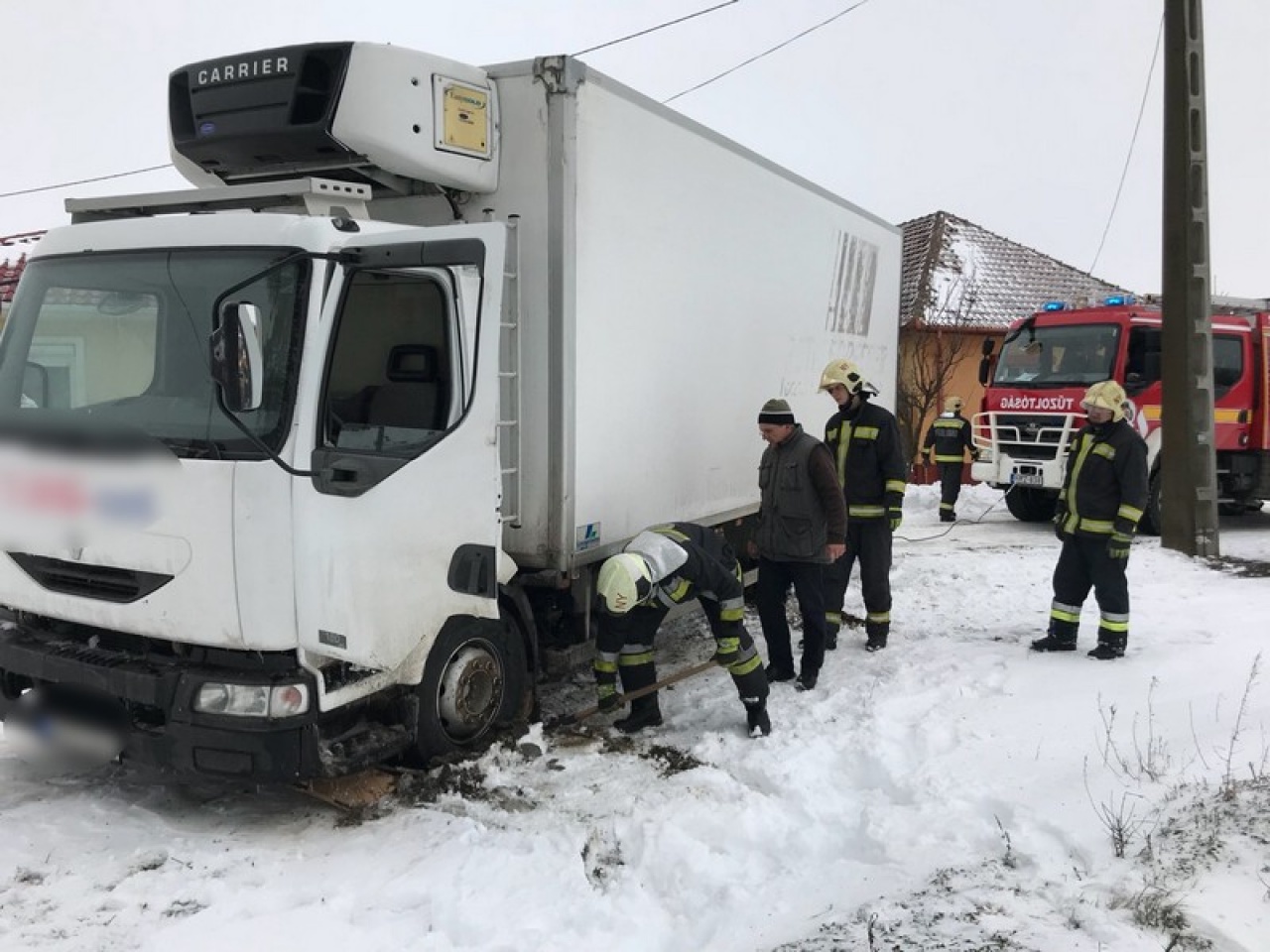 A havas útról lesodródott és elakadt egy hűtőkocsi Nyíregyházán