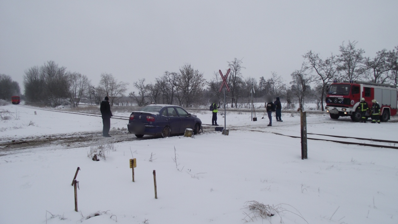 Nem tudott megállni a csúszós úton, motorvonattal ütközött