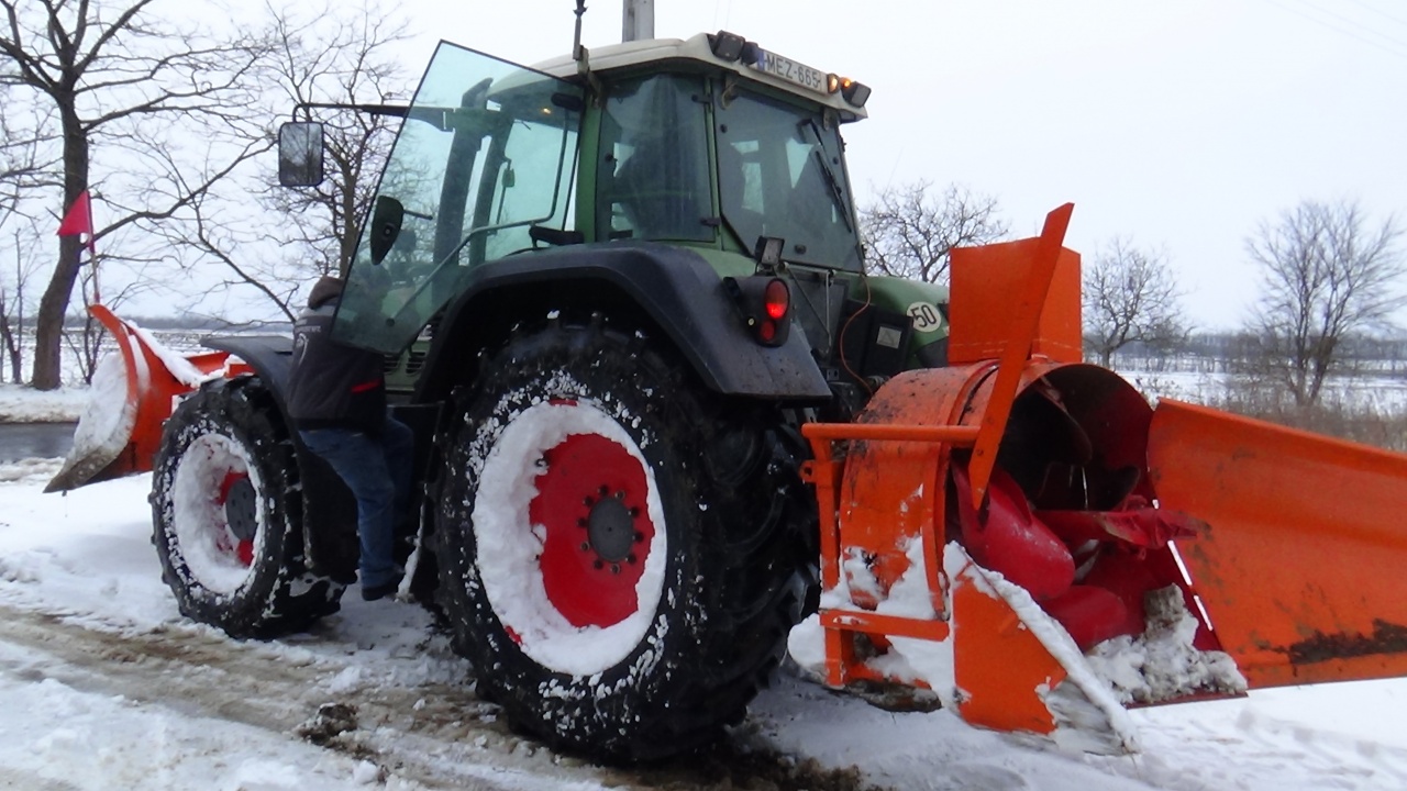 Reggel óta tart a frissen esett hó eltakarítása a nyíregyházi utakon