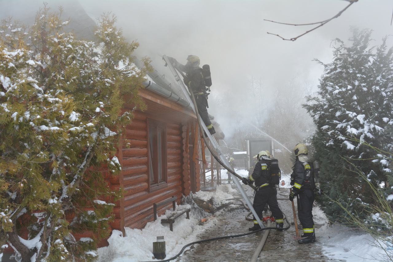 A télies időjárás miatt több műszaki mentéshez is riasztották a tűzoltókat a megyében
