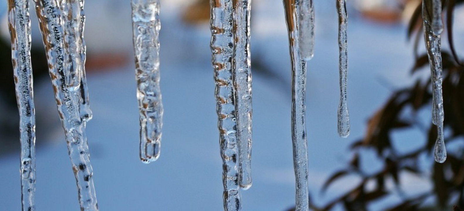 Veszélyforrást jelenthetnek az épületekről lelógó jégcsapok