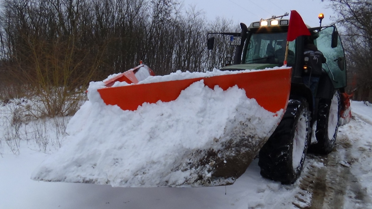 Folyamatos a küzdelem a bokortanyákra vezető utaknál a szél, a hó és a sár miatt