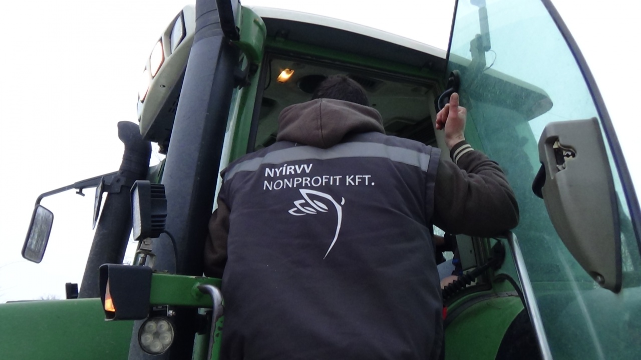 Csütörtök este is folytatódott a belvárosi parkolók és leállósávok szélesítése