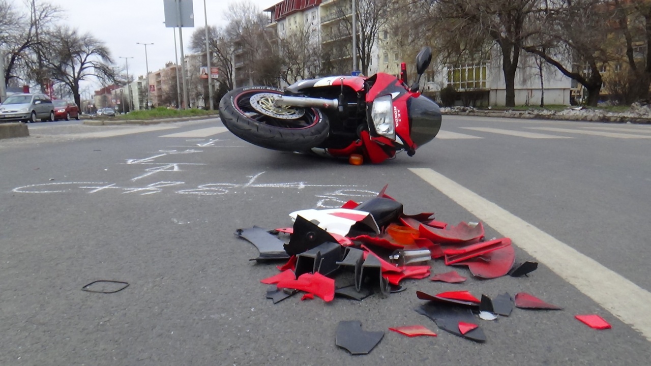 Kórházba szállították a Kert utcán megsérült motorost