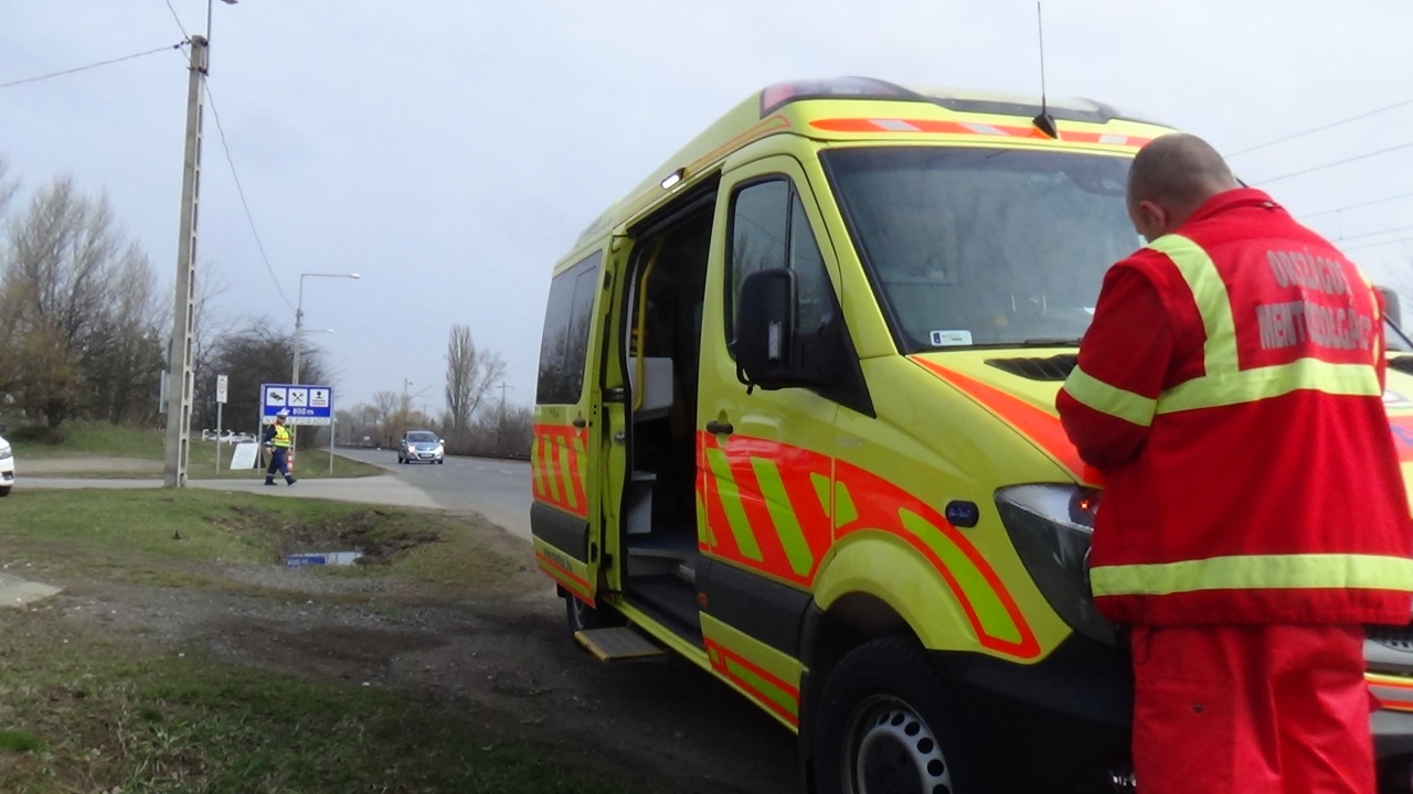 Szirénázó mentőautóval ütközött egy kisbusz Sóstógyógyfürdőn