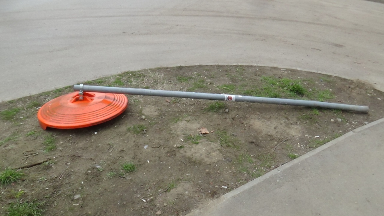 Tükröt törtek a Krúdy Gyula Gimnázium közelében