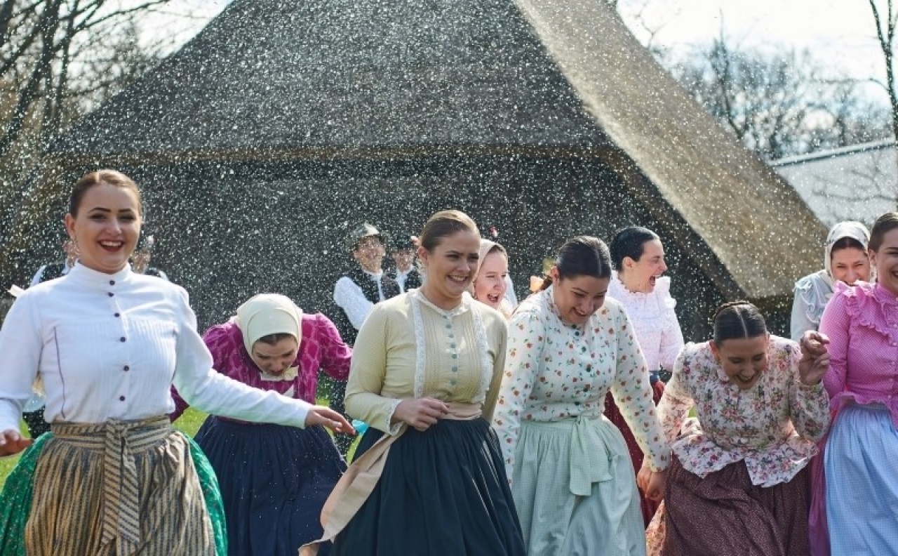 Nem hagyták elhervadni a hölgyeket a Nyírség Táncegyüttes tagjai a Sóstói Múzeumfaluban