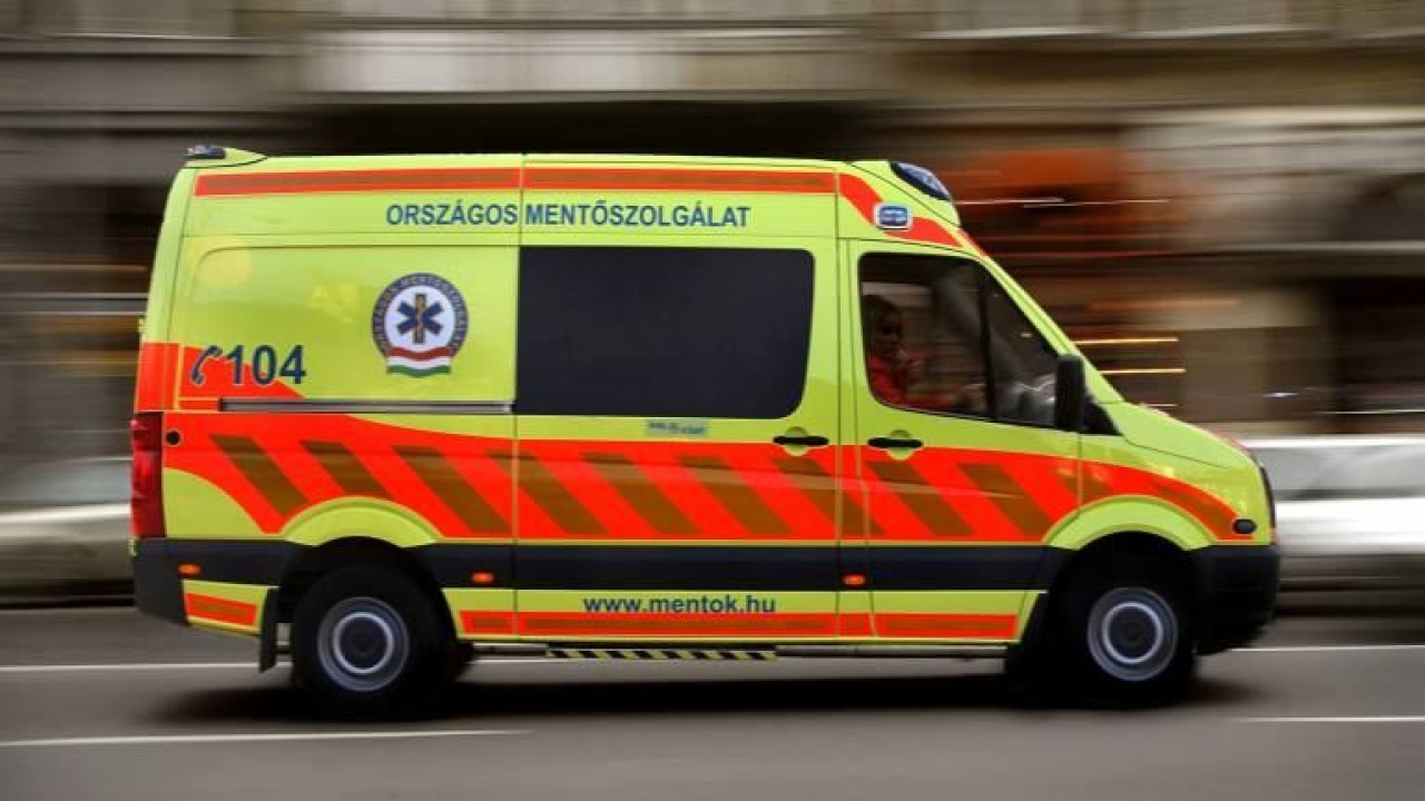 Parkoló gépkocsinak ütközött, ketten megsérültek