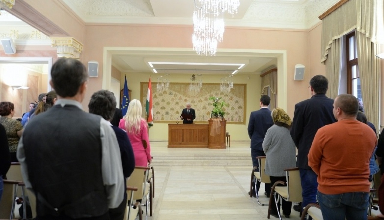 Mintegy hatvanan tették le ünnepélyes keretek között állampolgári esküjüket